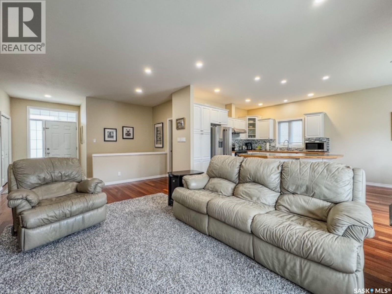 520 Palliser Drive, Swift Current, SK - Indoor Photo Showing Living Room