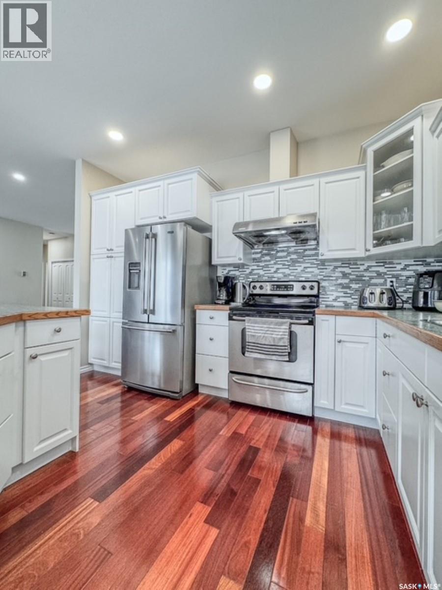 520 Palliser Drive, Swift Current, SK - Indoor Photo Showing Kitchen With Upgraded Kitchen