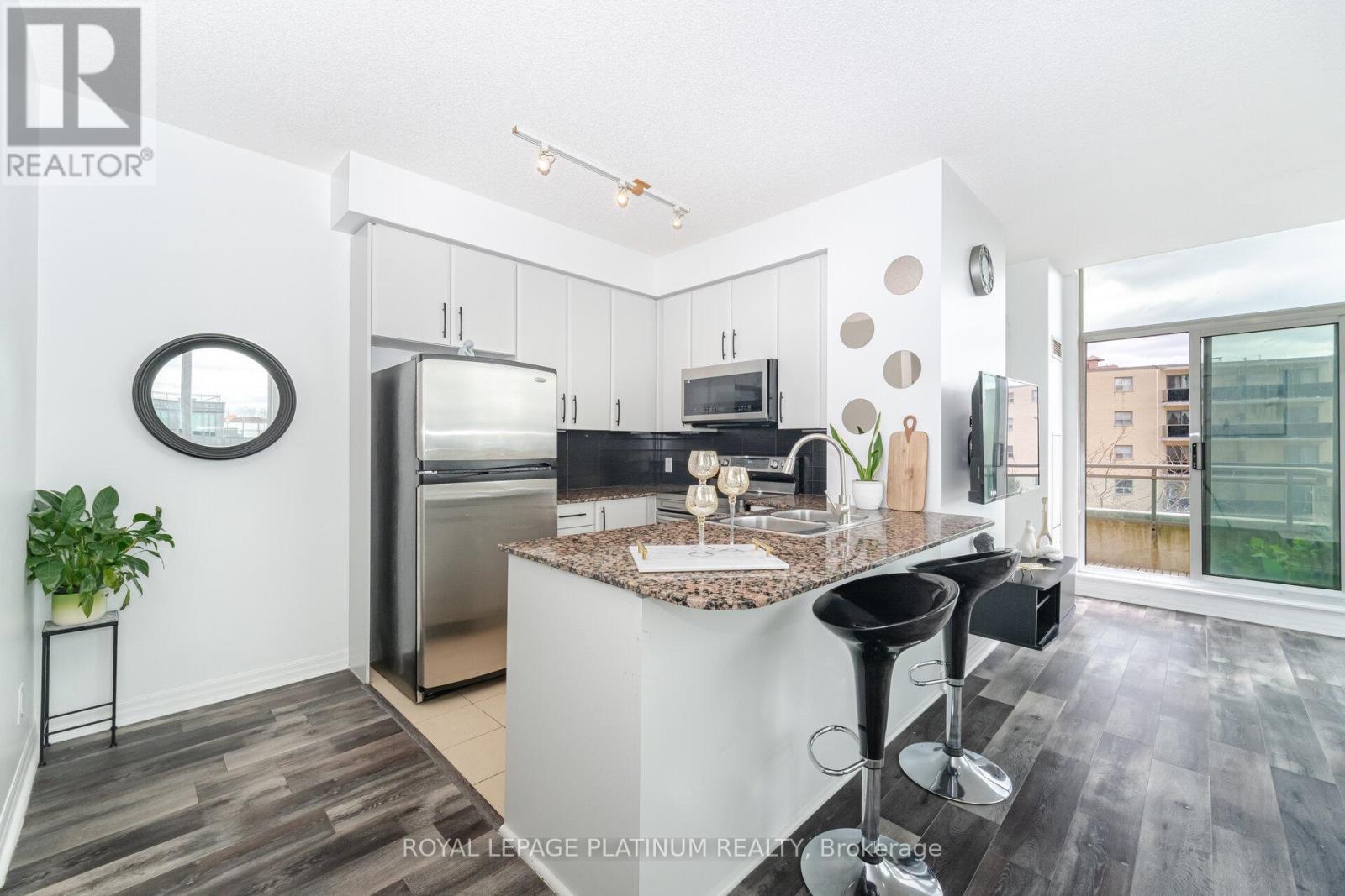 510 - 3515 Kariya Drive, Mississauga, ON - Indoor Photo Showing Kitchen With Upgraded Kitchen