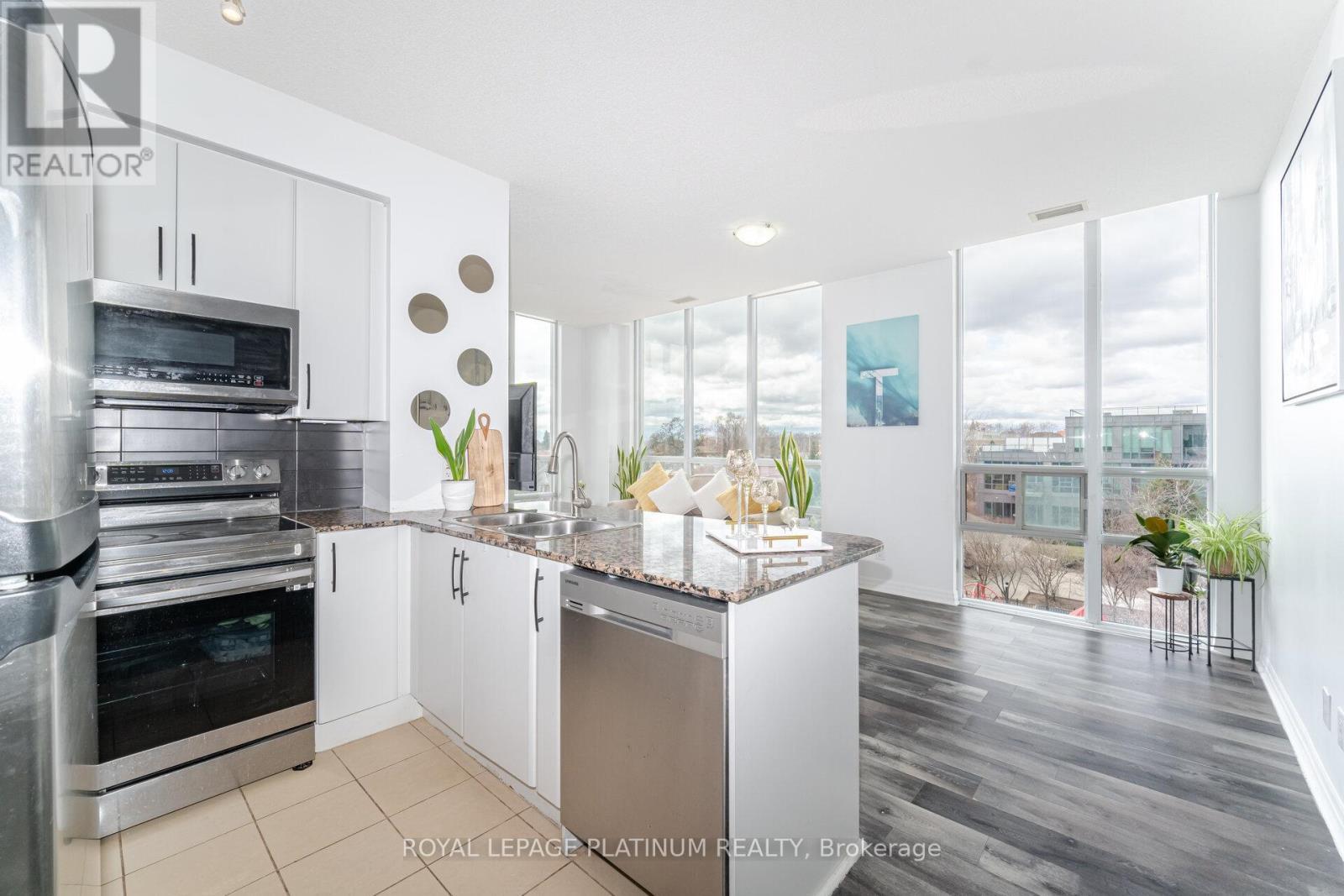 510 - 3515 Kariya Drive, Mississauga, ON - Indoor Photo Showing Kitchen With Upgraded Kitchen