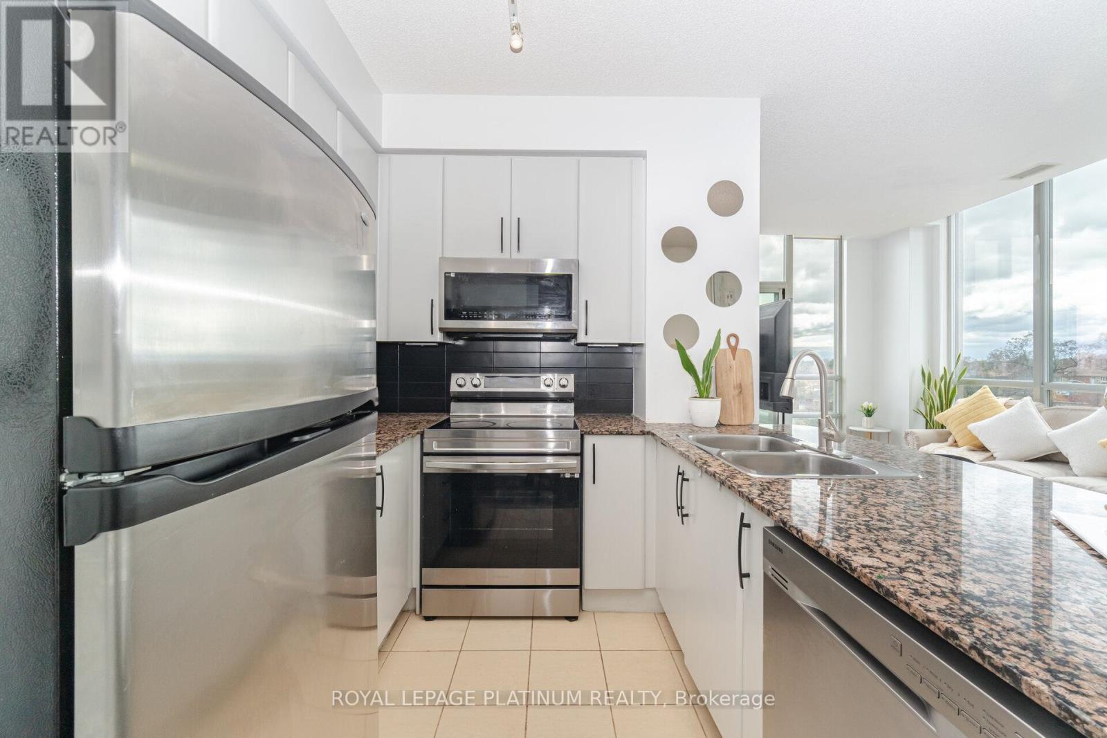 510 - 3515 Kariya Drive, Mississauga, ON - Indoor Photo Showing Kitchen With Double Sink With Upgraded Kitchen