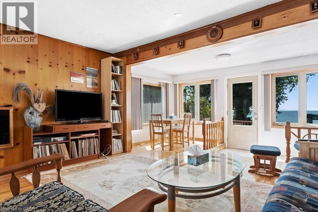 2592 Lakeshore Road, Dunnville, ON - Indoor Photo Showing Living Room