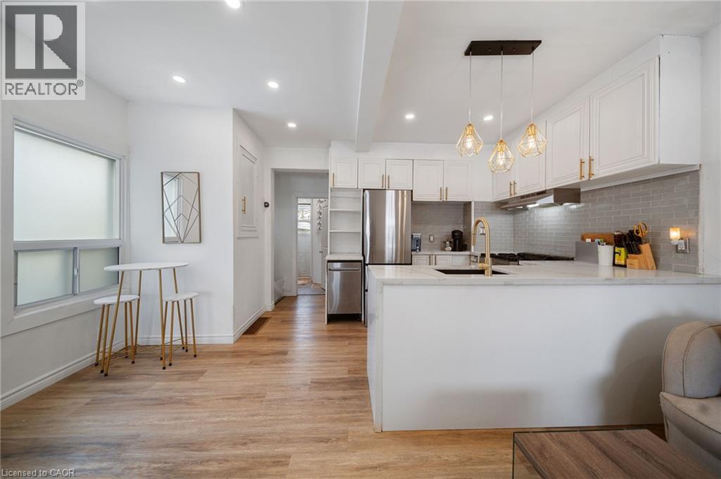 67 Glendale Avenue N, Hamilton, ON - Indoor Photo Showing Kitchen With Upgraded Kitchen