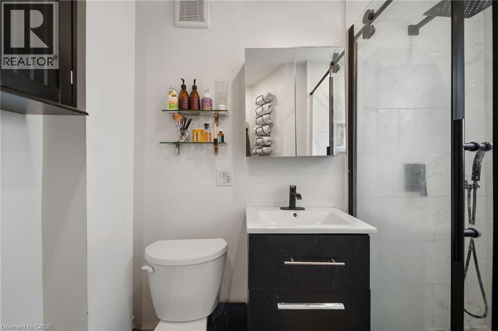 67 Glendale Avenue N, Hamilton, ON - Indoor Photo Showing Bathroom