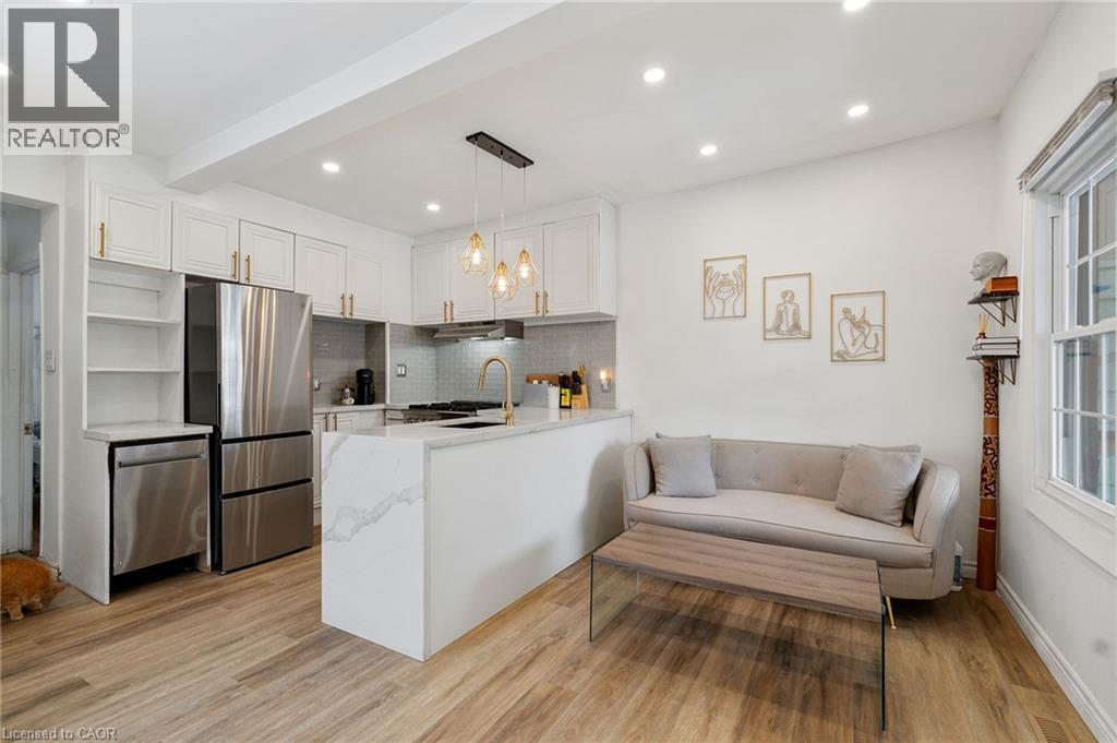 67 Glendale Avenue N, Hamilton, ON - Indoor Photo Showing Kitchen
