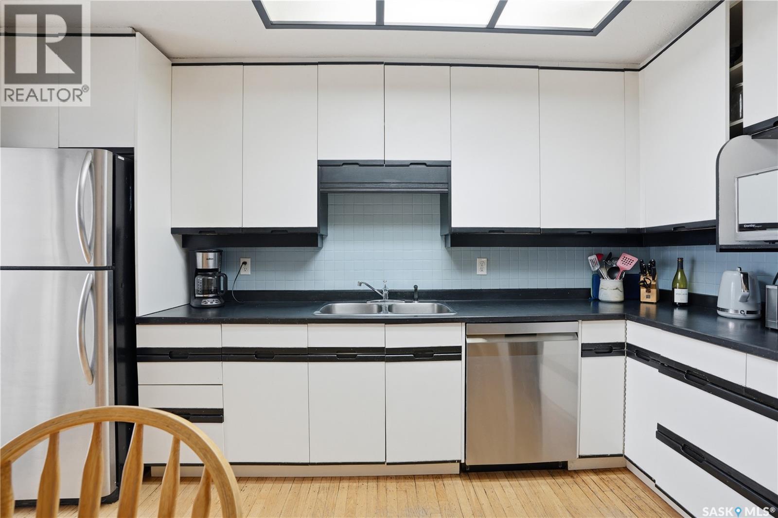 302 Bentham Crescent, Saskatoon, SK - Indoor Photo Showing Kitchen With Double Sink