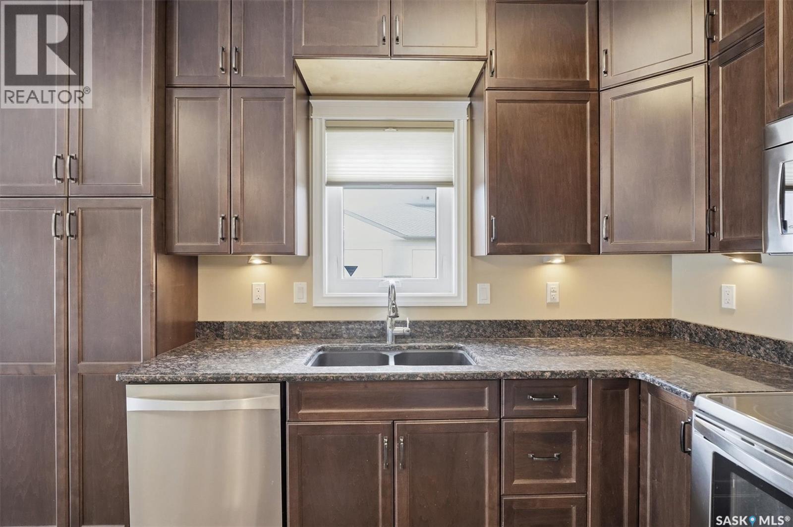 31 100 Brooklyn Lane, Warman, SK - Indoor Photo Showing Kitchen With Double Sink