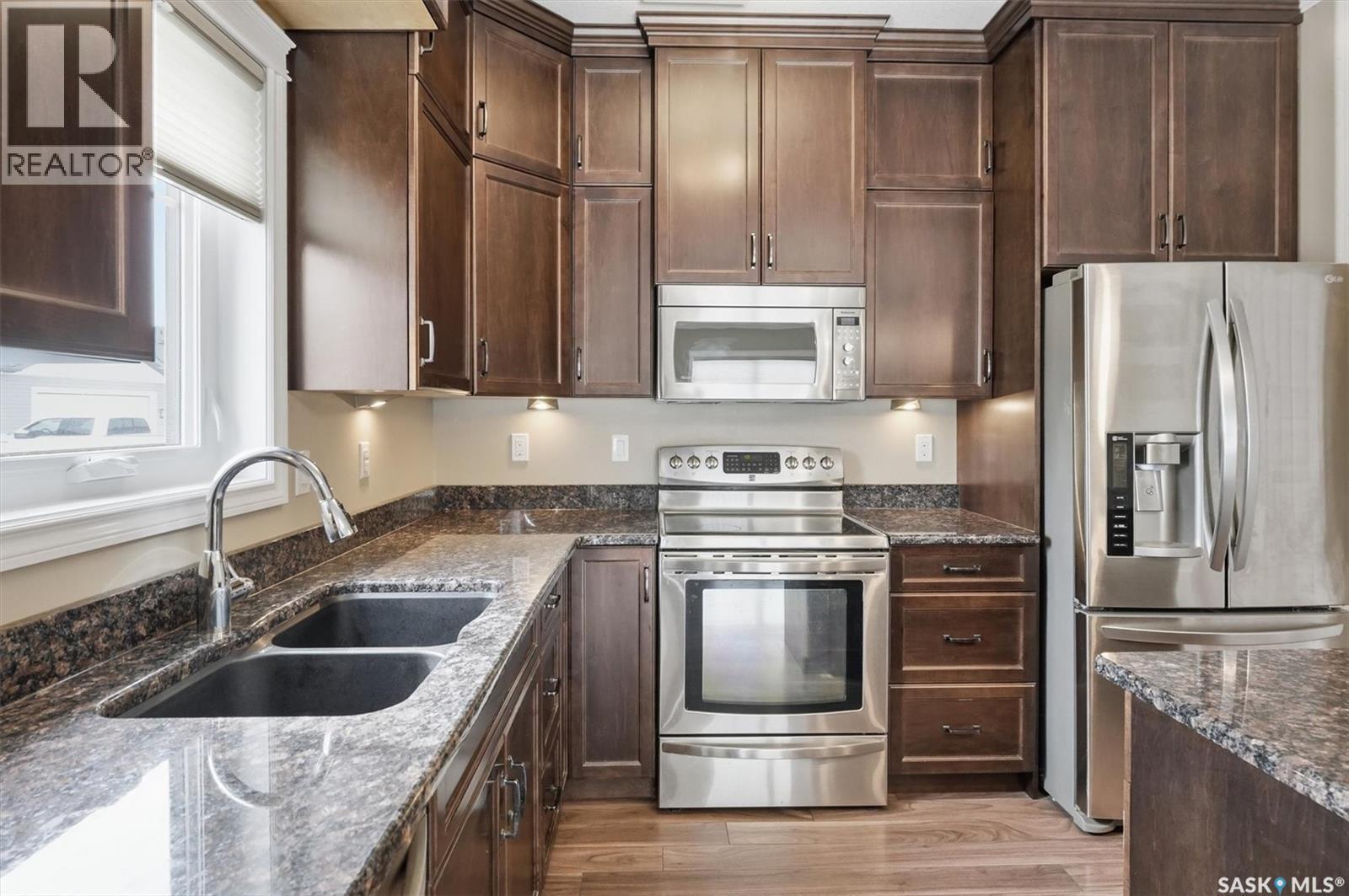31 100 Brooklyn Lane, Warman, SK - Indoor Photo Showing Kitchen With Stainless Steel Kitchen With Double Sink With Upgraded Kitchen