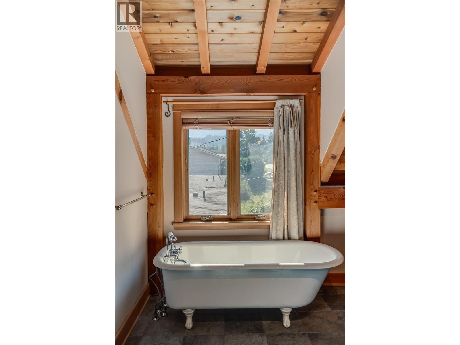 130 8Th Street N, Kaslo, BC - Indoor Photo Showing Bathroom