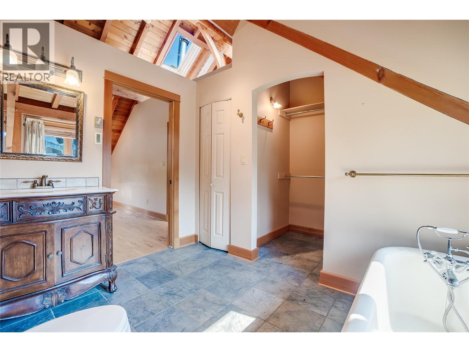 130 8Th Street N, Kaslo, BC - Indoor