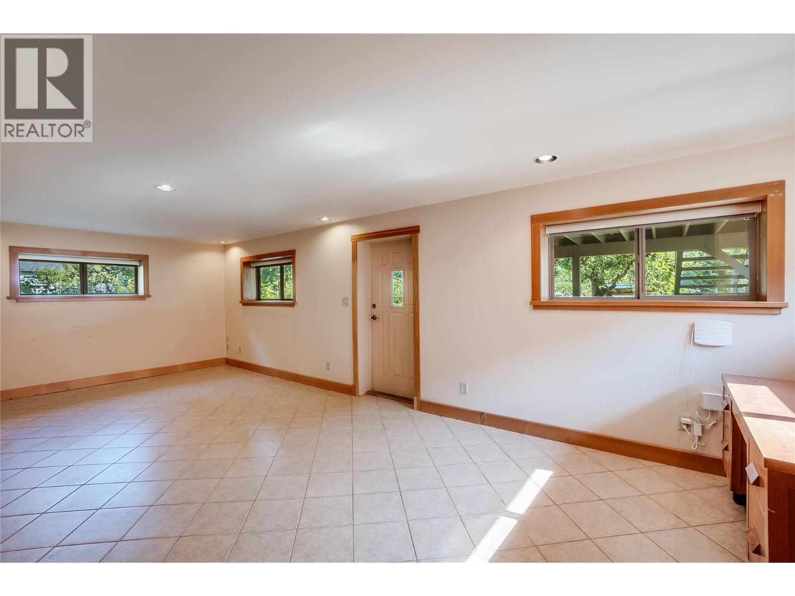 130 8Th Street N, Kaslo, BC - Indoor Photo Showing Other Room