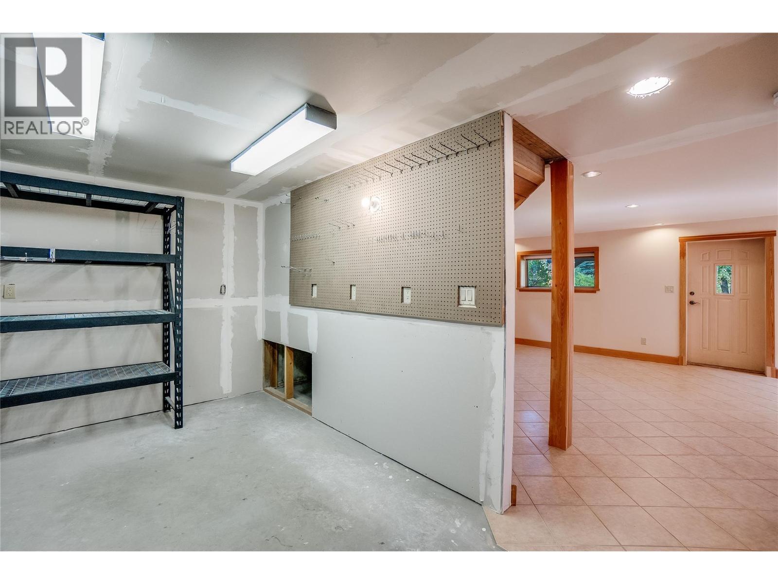 130 8Th Street N, Kaslo, BC - Indoor