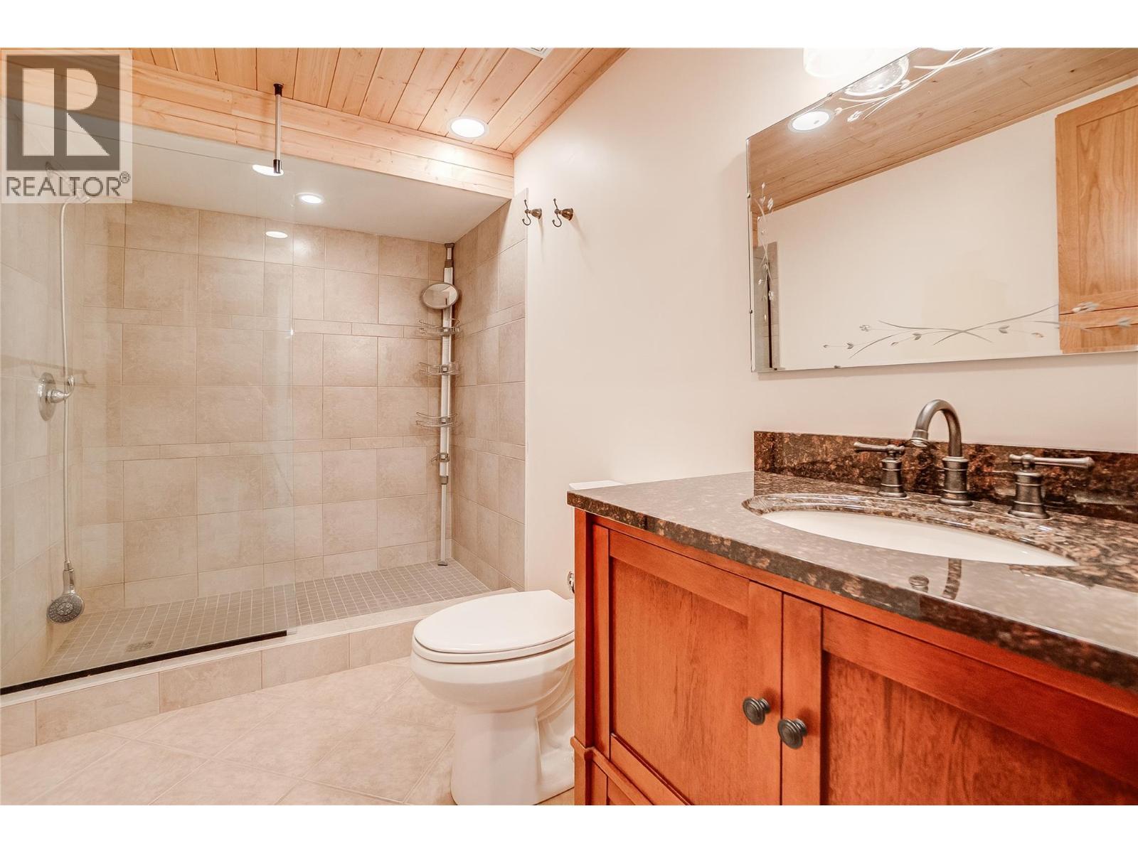 130 8Th Street N, Kaslo, BC - Indoor Photo Showing Bathroom