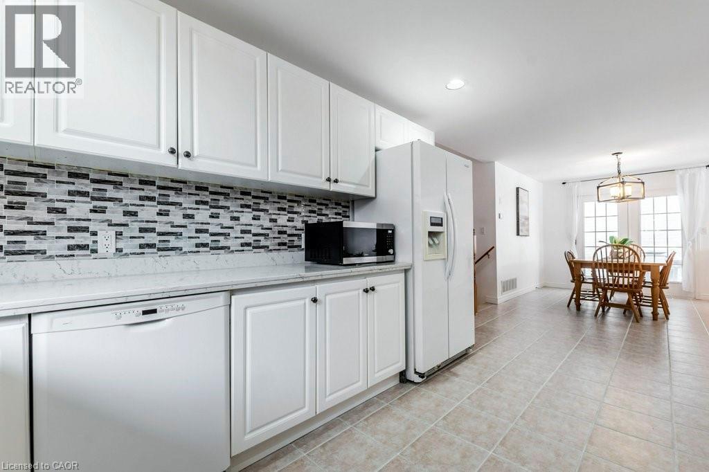 62 Spadara Drive, Hamilton, ON - Indoor Photo Showing Kitchen