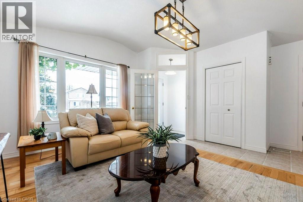 62 Spadara Drive, Hamilton, ON - Indoor Photo Showing Living Room
