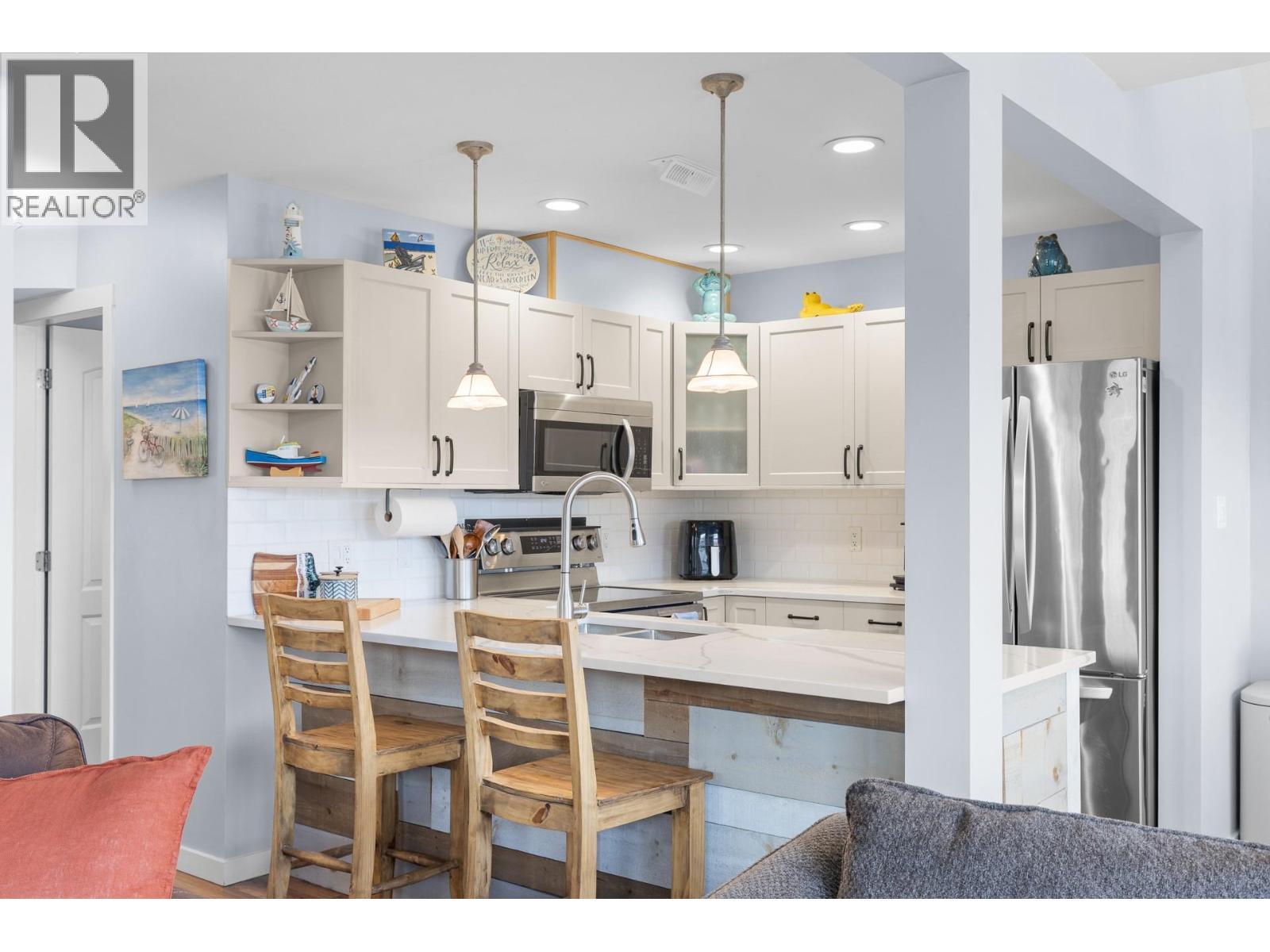 6844 Santiago Loop, Kelowna, BC - Indoor Photo Showing Kitchen With Upgraded Kitchen