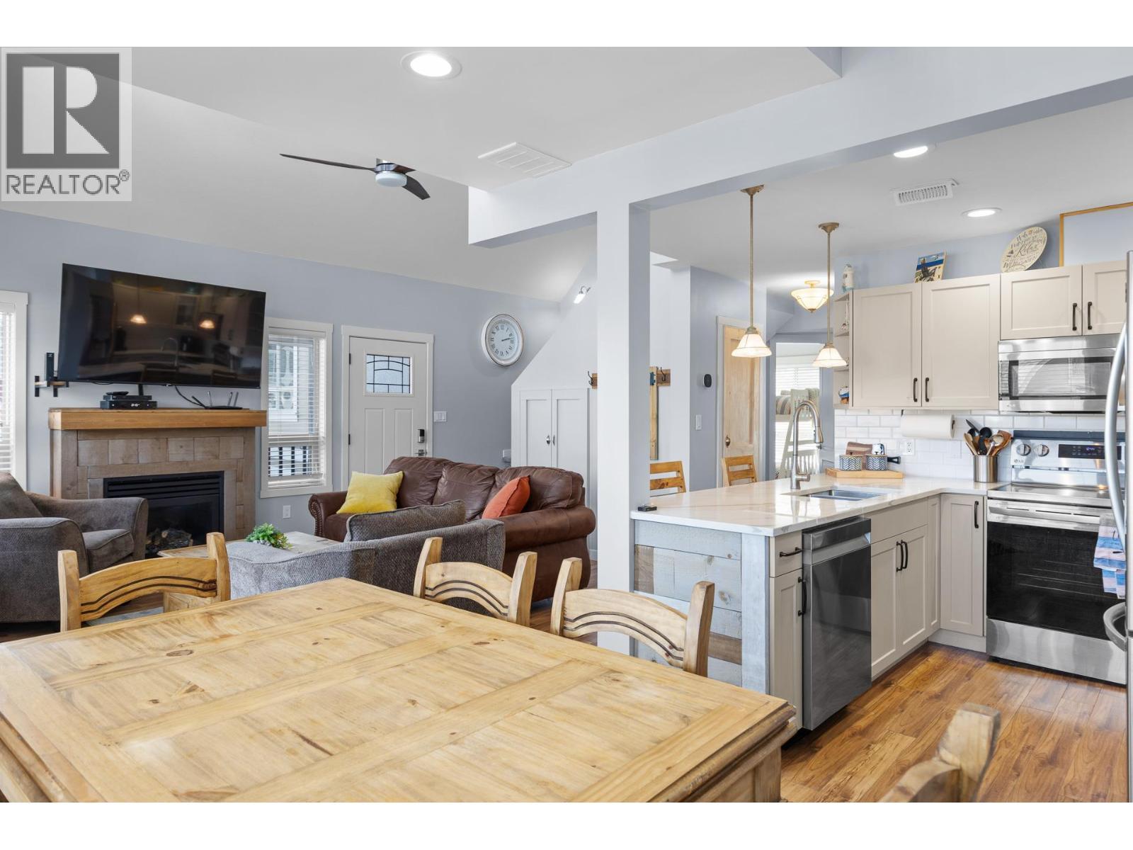 6844 Santiago Loop, Kelowna, BC - Indoor With Fireplace