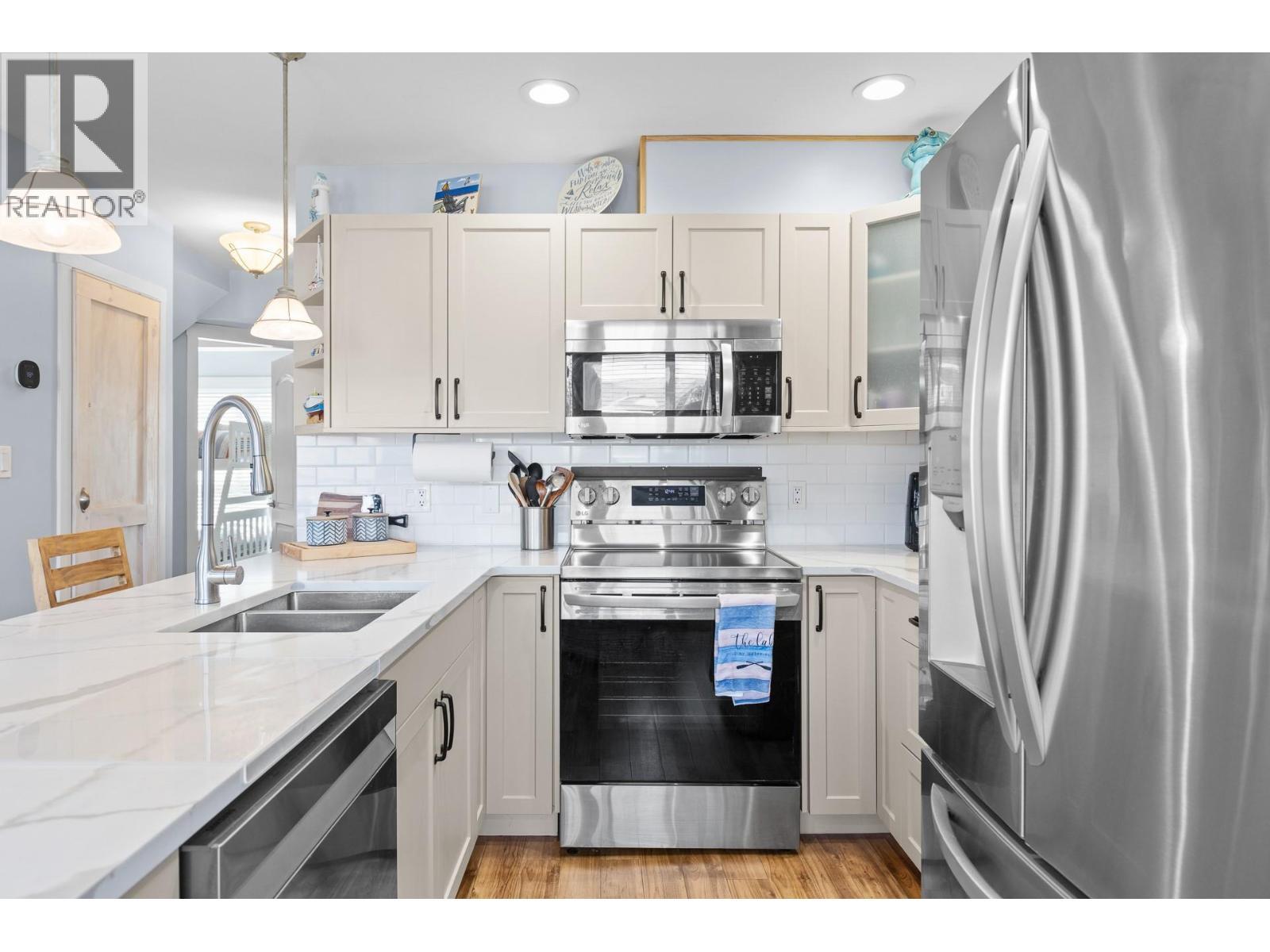 6844 Santiago Loop, Kelowna, BC - Indoor Photo Showing Kitchen With Double Sink With Upgraded Kitchen