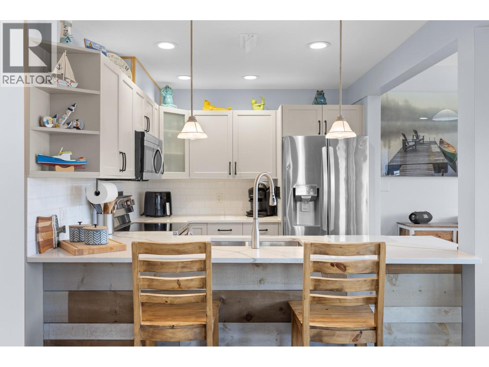 6844 Santiago Loop, Kelowna, BC - Indoor Photo Showing Kitchen With Upgraded Kitchen