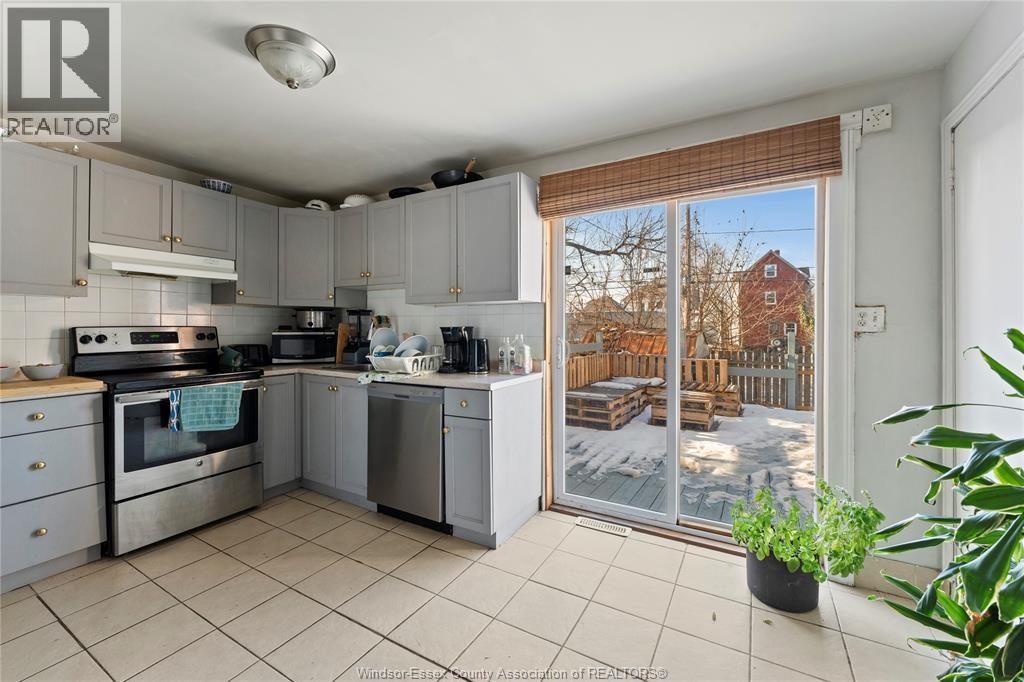 977 Gladstone, Windsor, ON - Indoor Photo Showing Kitchen