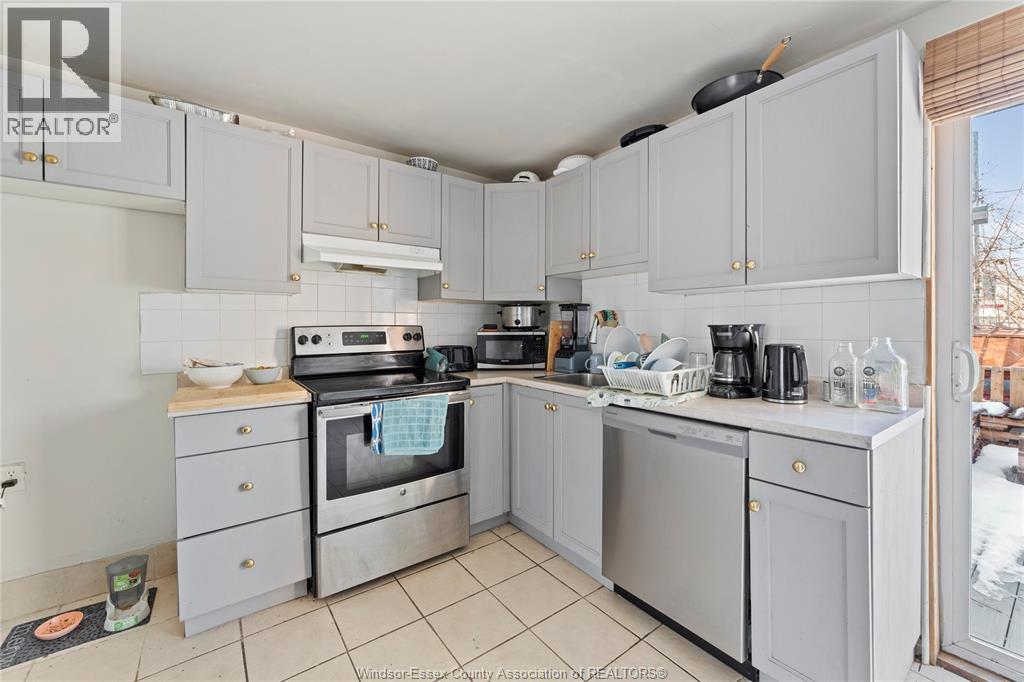 977 Gladstone, Windsor, ON - Indoor Photo Showing Kitchen