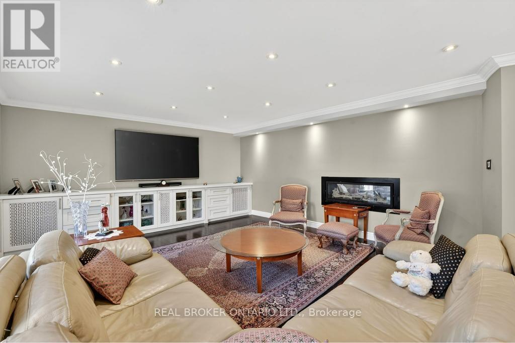 2145 Oneida Crescent, Mississauga, ON - Indoor Photo Showing Living Room
