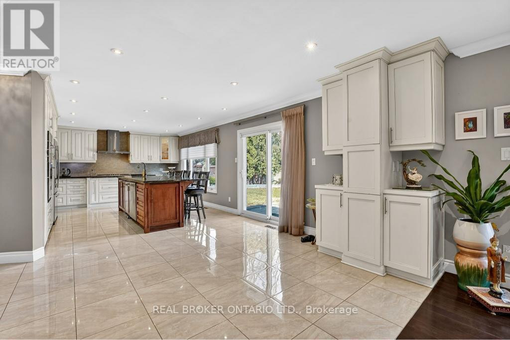 2145 Oneida Crescent, Mississauga, ON - Indoor Photo Showing Kitchen