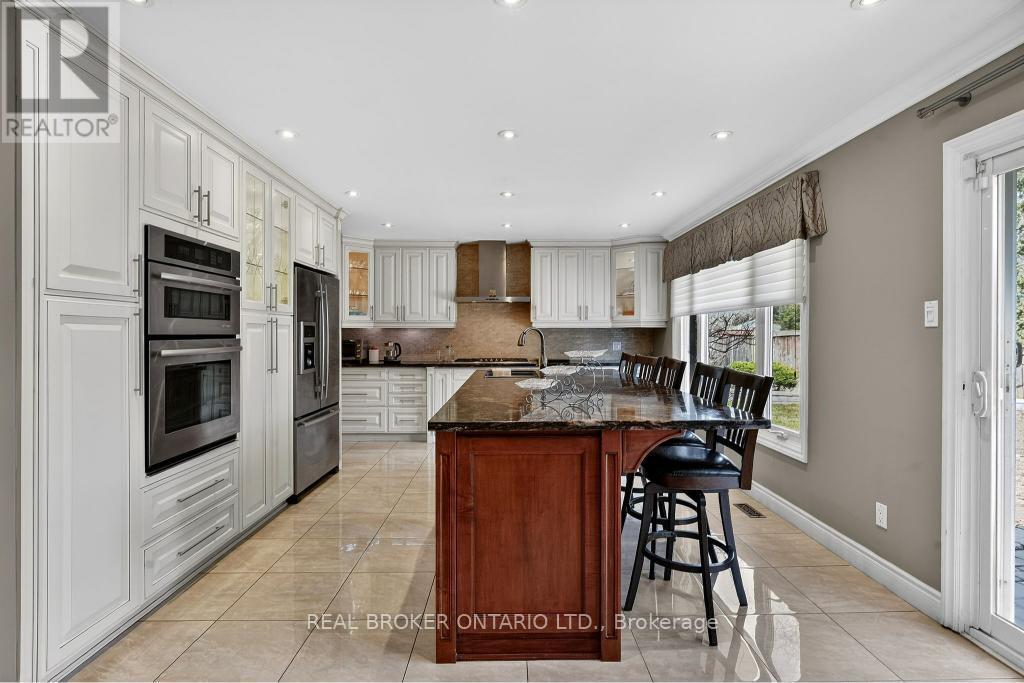 2145 Oneida Crescent, Mississauga, ON - Indoor Photo Showing Kitchen