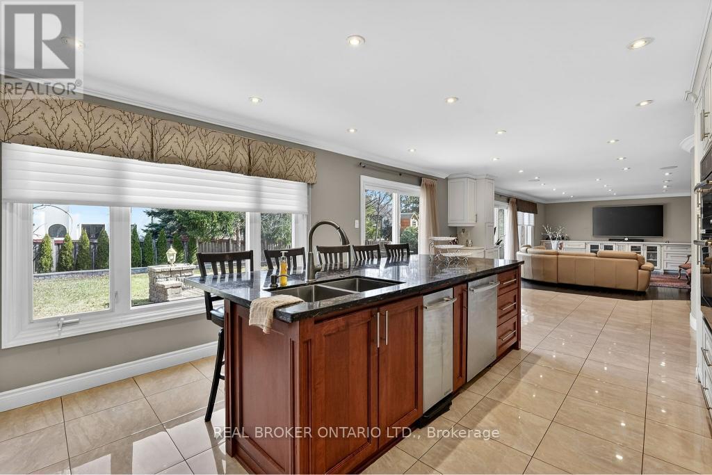 2145 Oneida Crescent, Mississauga, ON - Indoor Photo Showing Kitchen With Double Sink