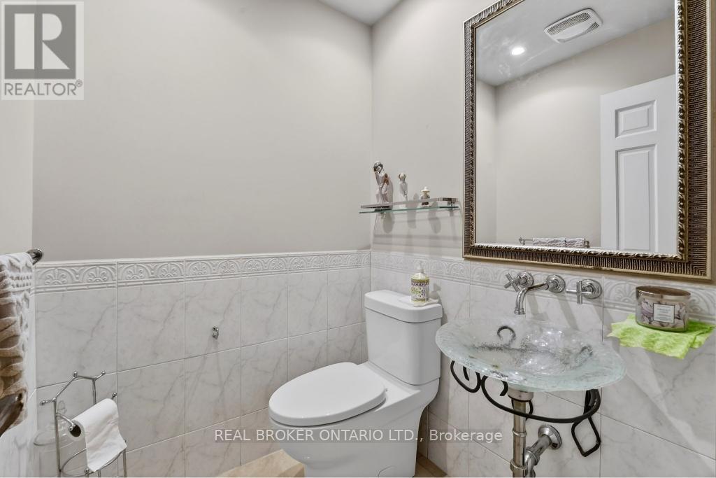 2145 Oneida Crescent, Mississauga, ON - Indoor Photo Showing Bathroom