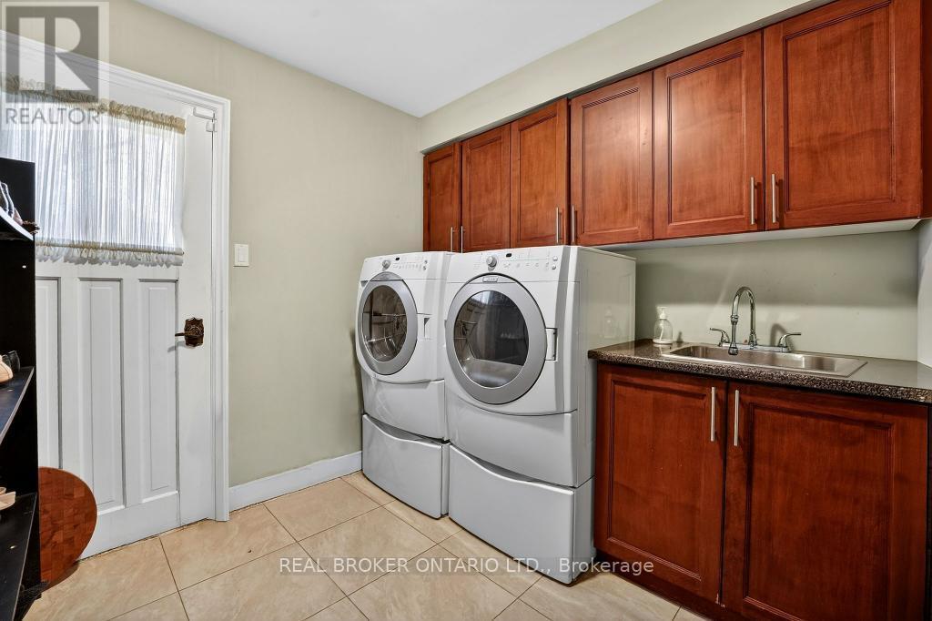 2145 Oneida Crescent, Mississauga, ON - Indoor Photo Showing Laundry Room