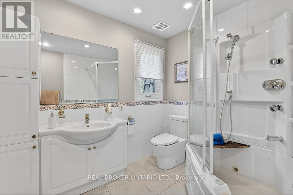 2145 Oneida Crescent, Mississauga, ON - Indoor Photo Showing Bathroom
