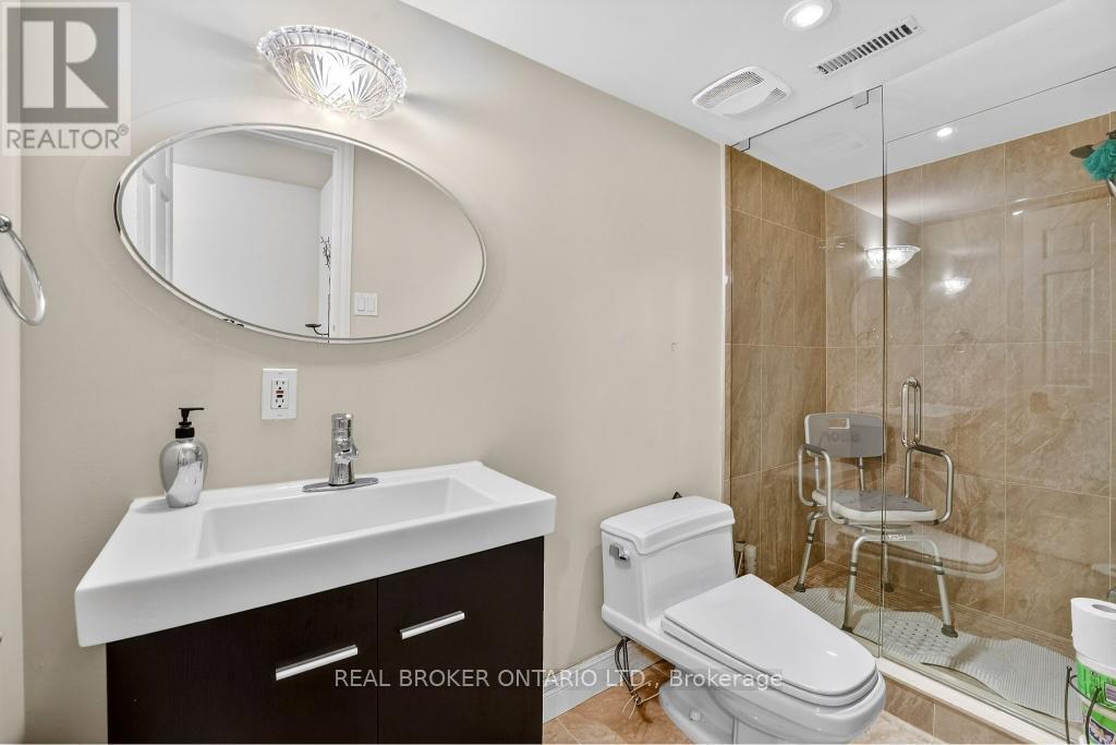 2145 Oneida Crescent, Mississauga, ON - Indoor Photo Showing Bathroom