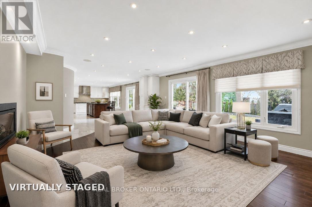 2145 Oneida Crescent, Mississauga, ON - Indoor Photo Showing Living Room