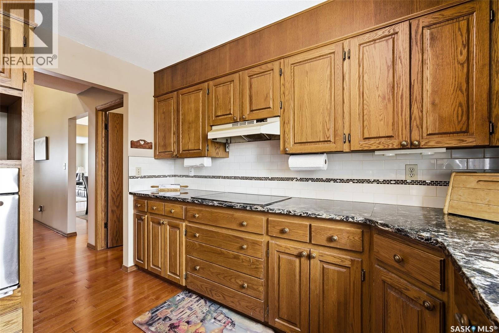 3803 Bow Bay, Regina, SK - Indoor Photo Showing Kitchen