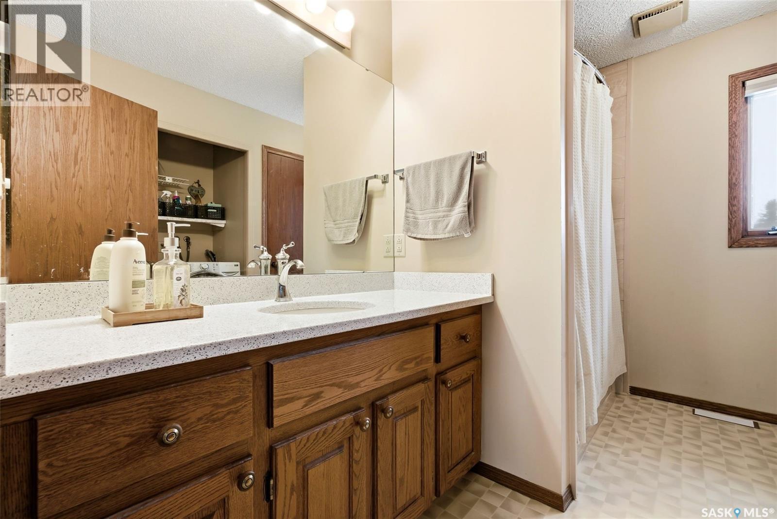 3803 Bow Bay, Regina, SK - Indoor Photo Showing Bathroom