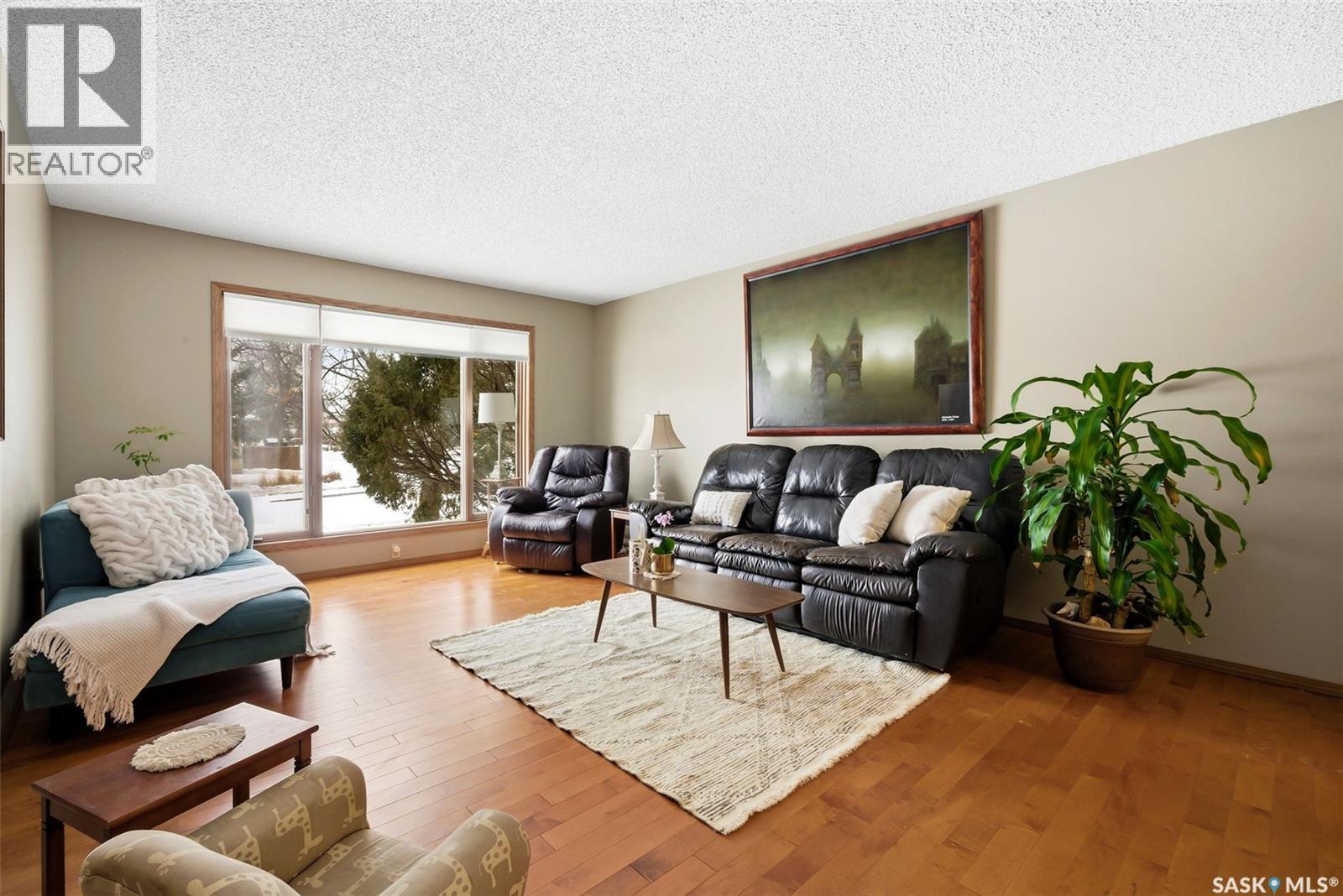 3803 Bow Bay, Regina, SK - Indoor Photo Showing Living Room