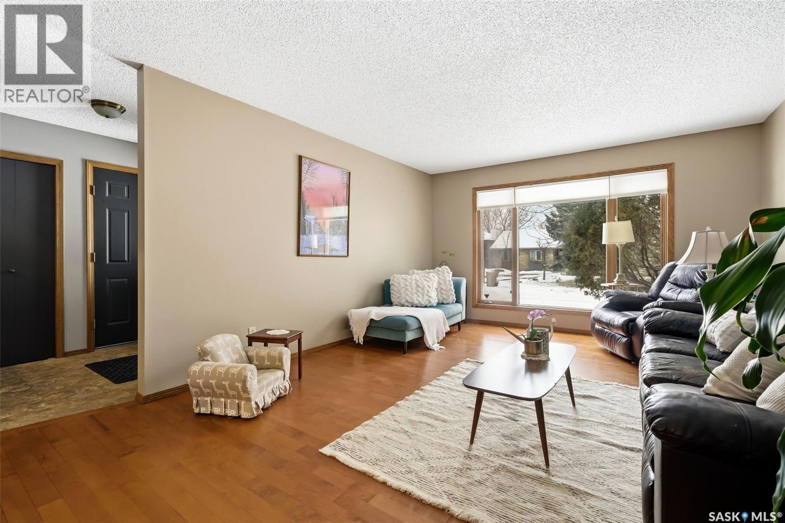 3803 Bow Bay, Regina, SK - Indoor Photo Showing Living Room