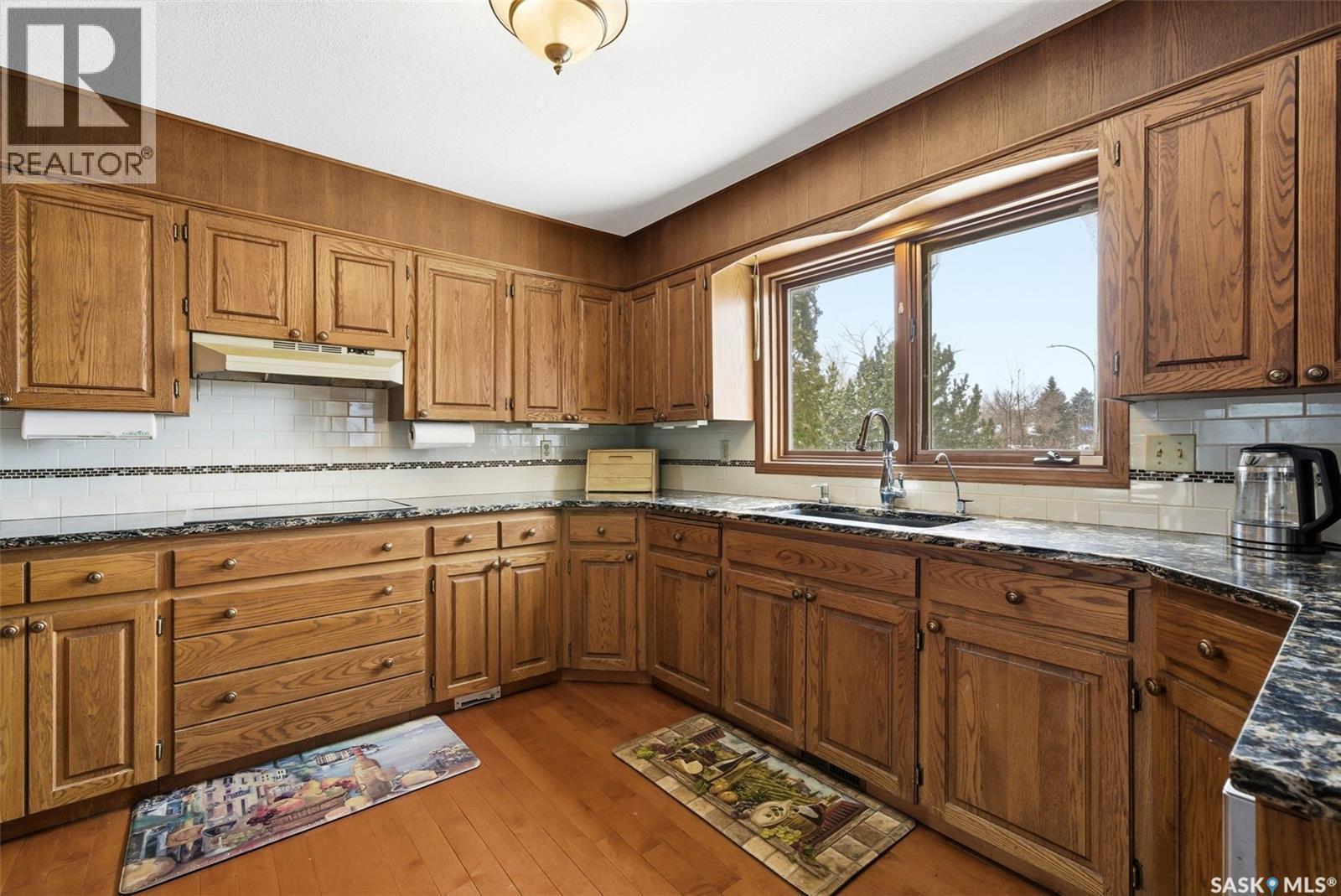 3803 Bow Bay, Regina, SK - Indoor Photo Showing Kitchen
