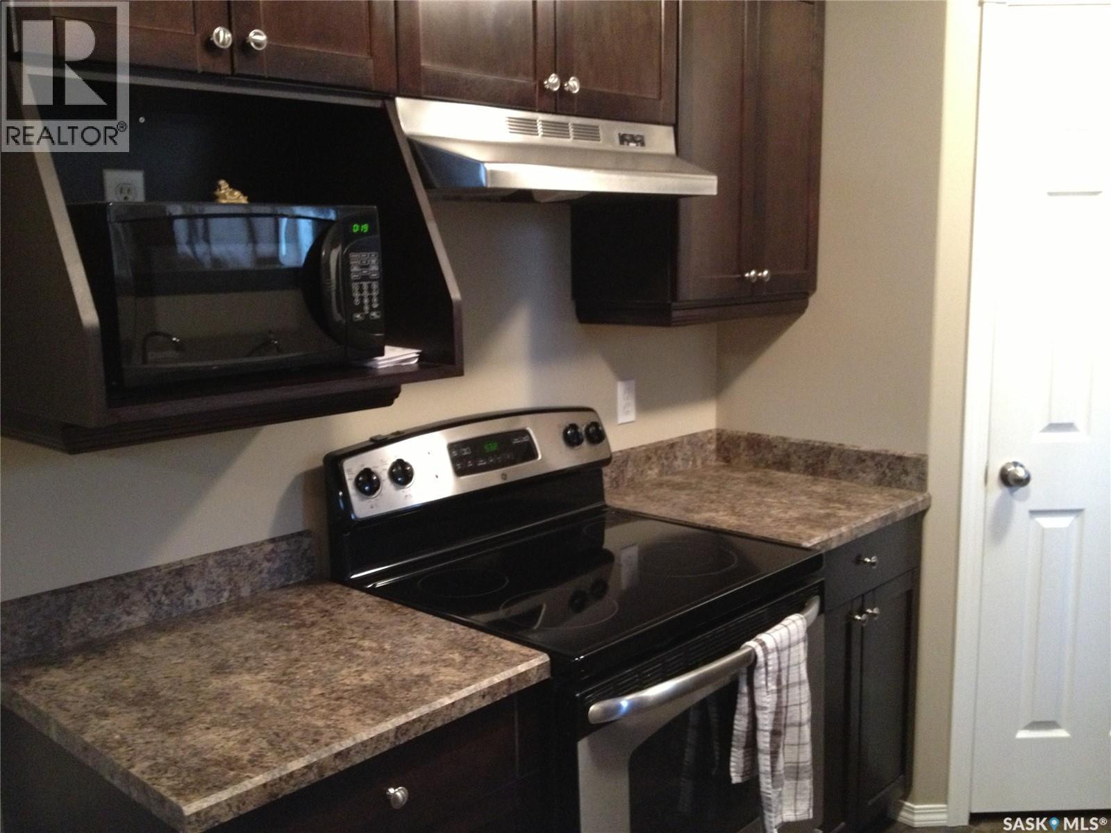 1610 5Th Avenue N, Regina, SK - Indoor Photo Showing Kitchen