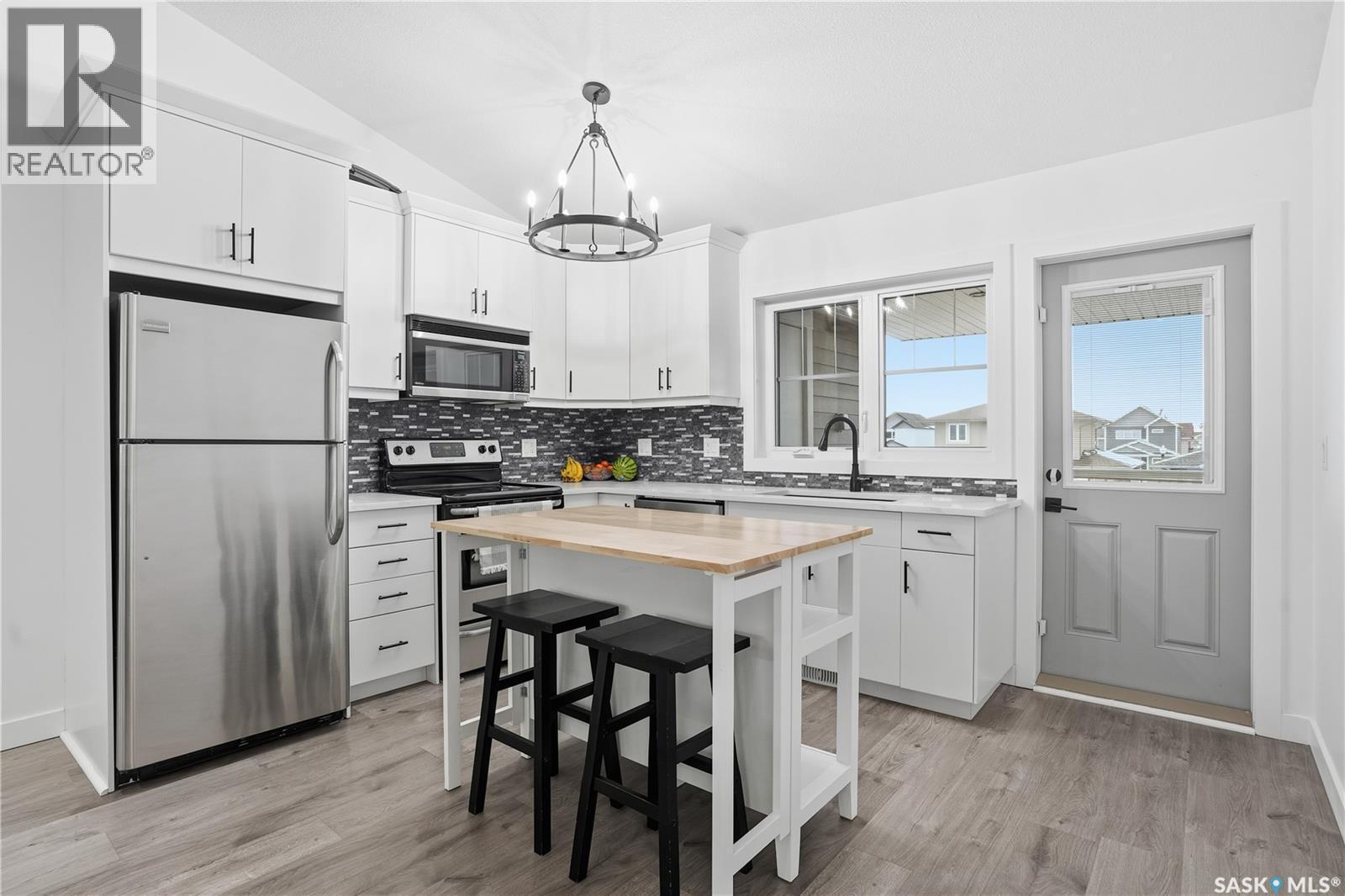 4159 Green Apple Drive E, Regina, SK - Indoor Photo Showing Kitchen With Stainless Steel Kitchen With Upgraded Kitchen