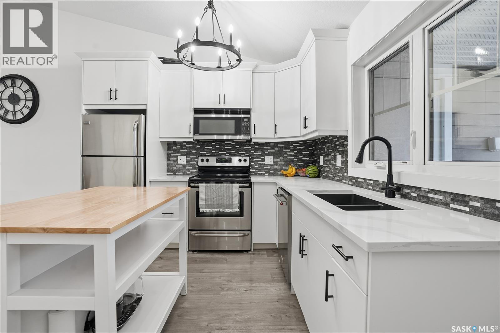 4159 Green Apple Drive E, Regina, SK - Indoor Photo Showing Kitchen With Stainless Steel Kitchen With Double Sink With Upgraded Kitchen