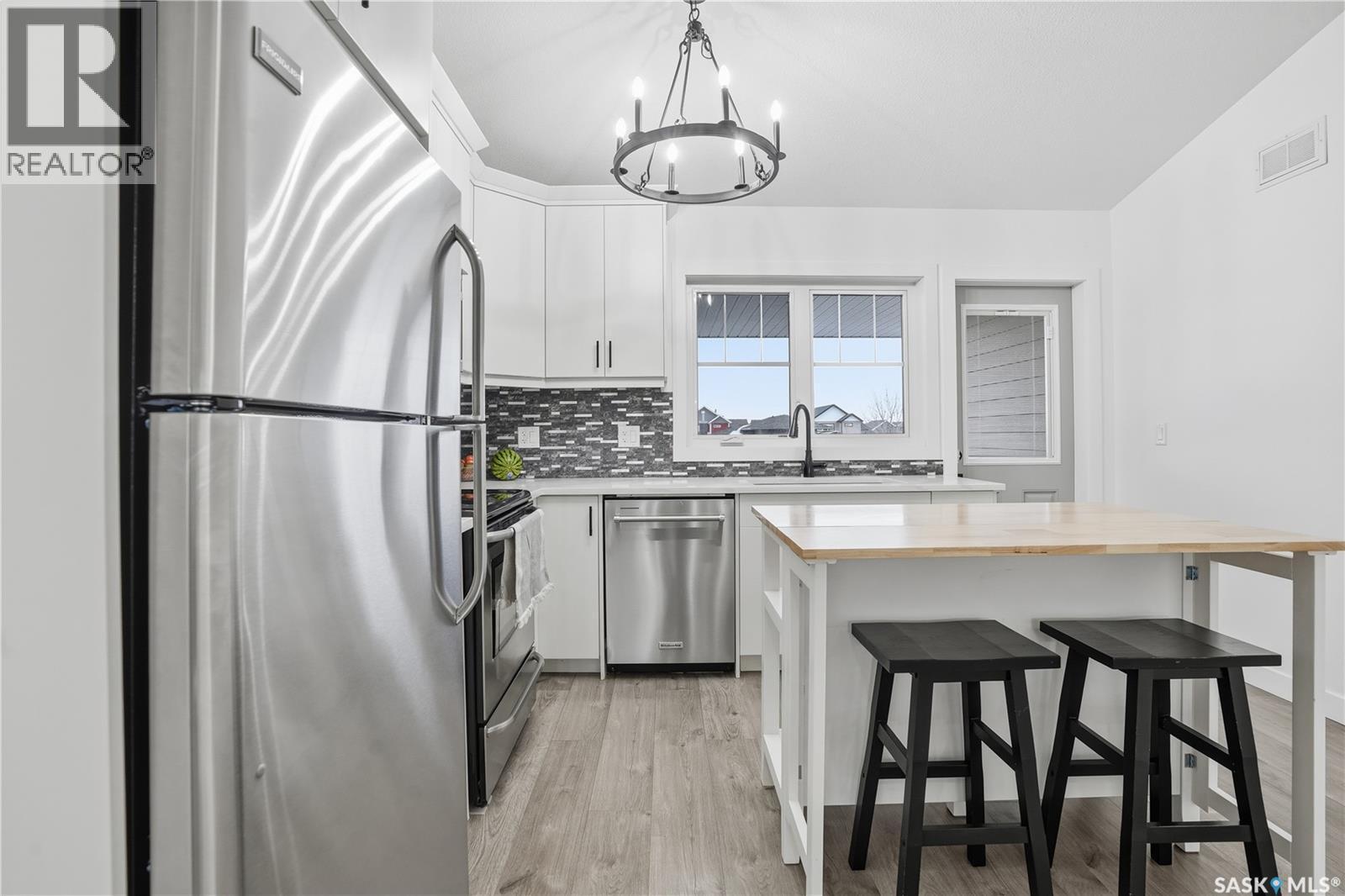 4159 Green Apple Drive E, Regina, SK - Indoor Photo Showing Kitchen With Stainless Steel Kitchen With Upgraded Kitchen