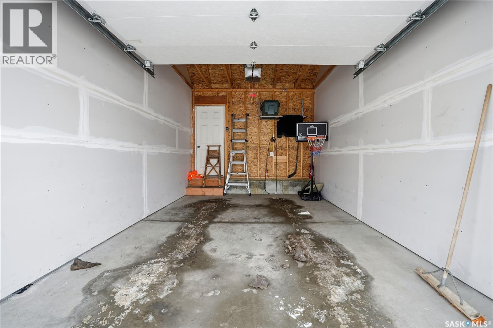 4159 Green Apple Drive E, Regina, SK - Indoor Photo Showing Garage