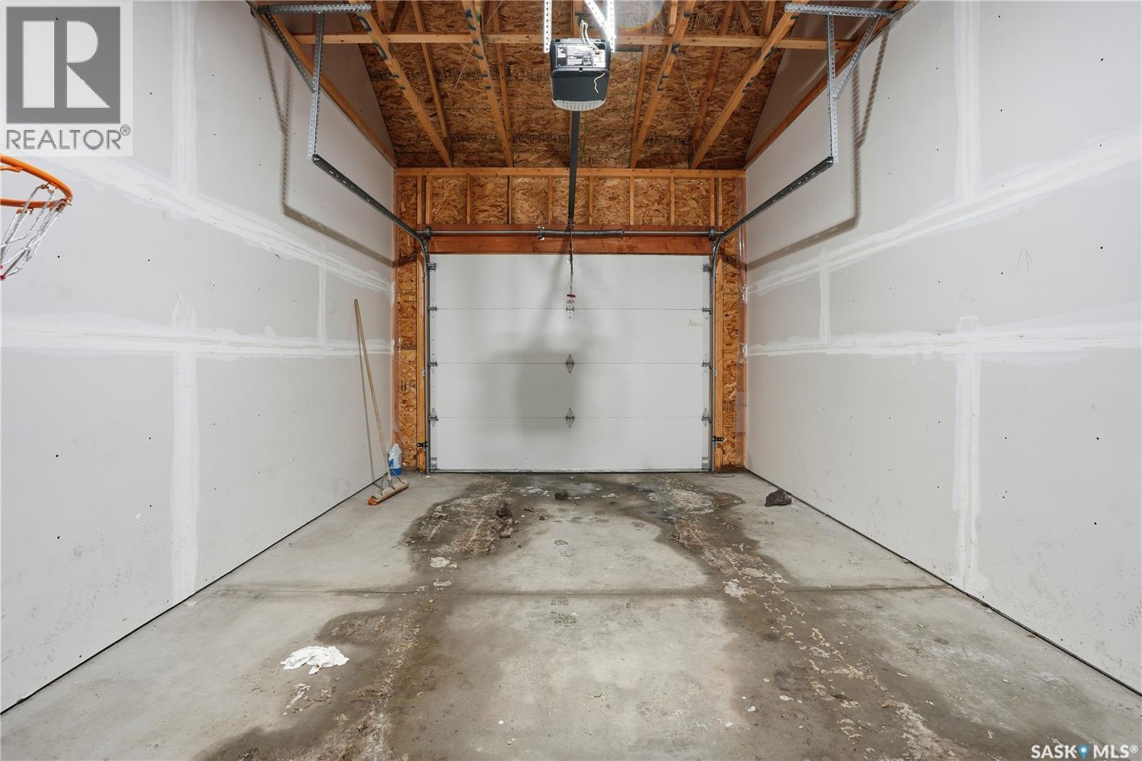 4159 Green Apple Drive E, Regina, SK - Indoor Photo Showing Garage