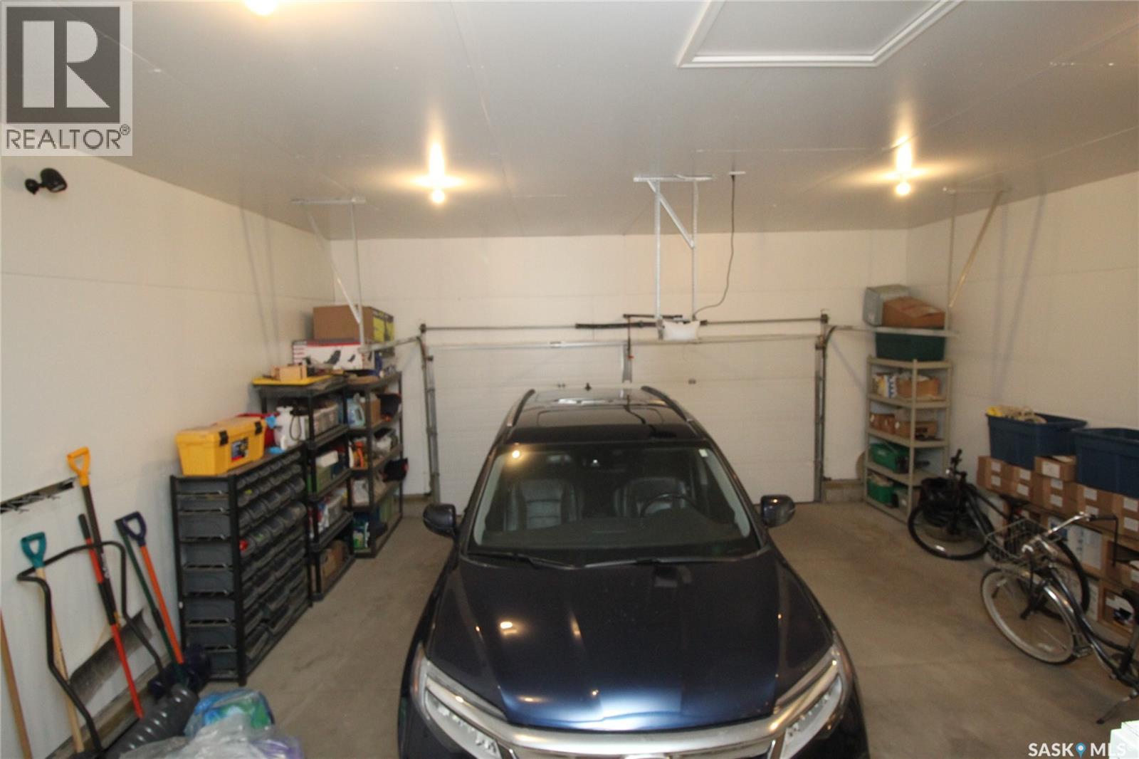 131 Pringle Crescent, Saskatoon, SK - Indoor Photo Showing Garage