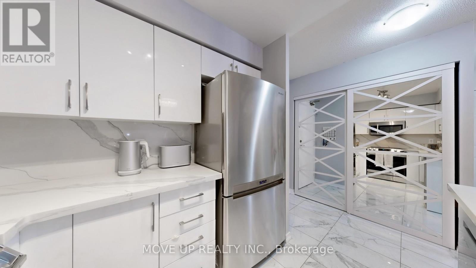 225 - 3 Ellesmere Street, Richmond Hill, ON - Indoor Photo Showing Kitchen