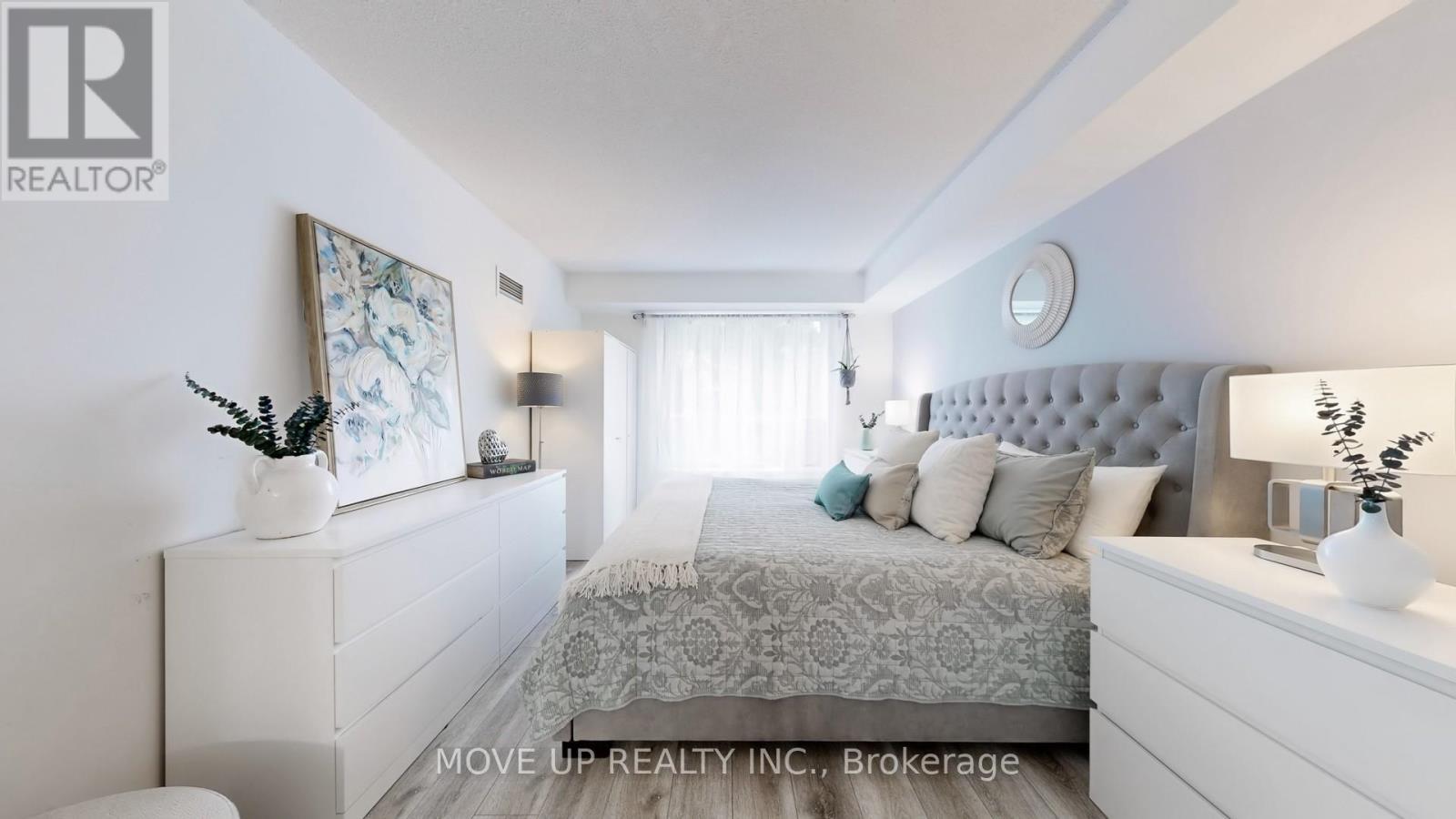 225 - 3 Ellesmere Street, Richmond Hill, ON - Indoor Photo Showing Bedroom