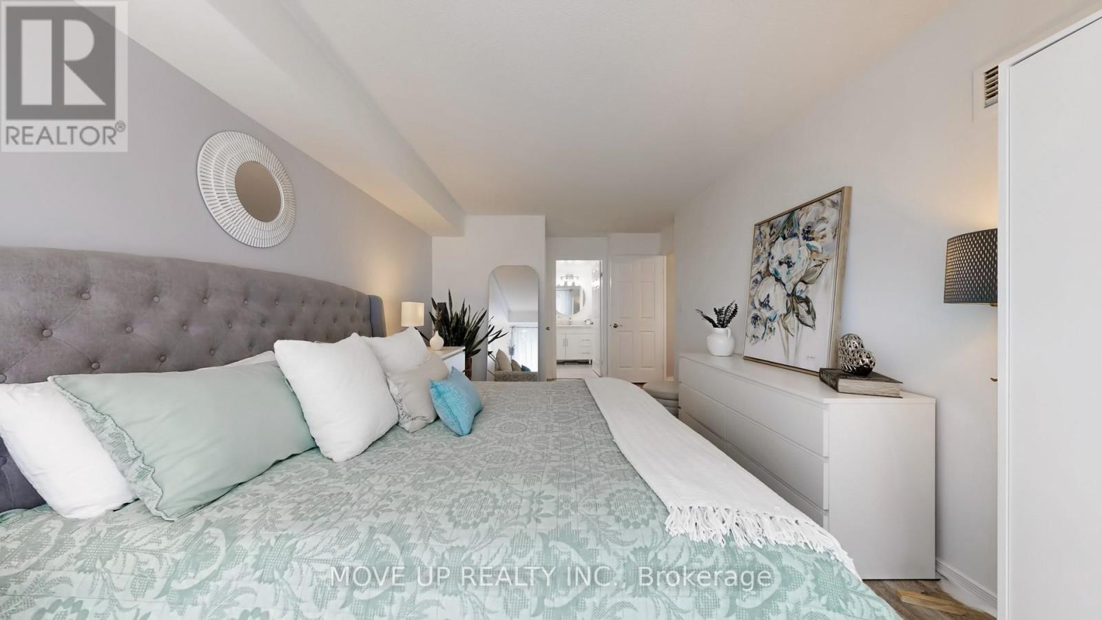 225 - 3 Ellesmere Street, Richmond Hill, ON - Indoor Photo Showing Bedroom