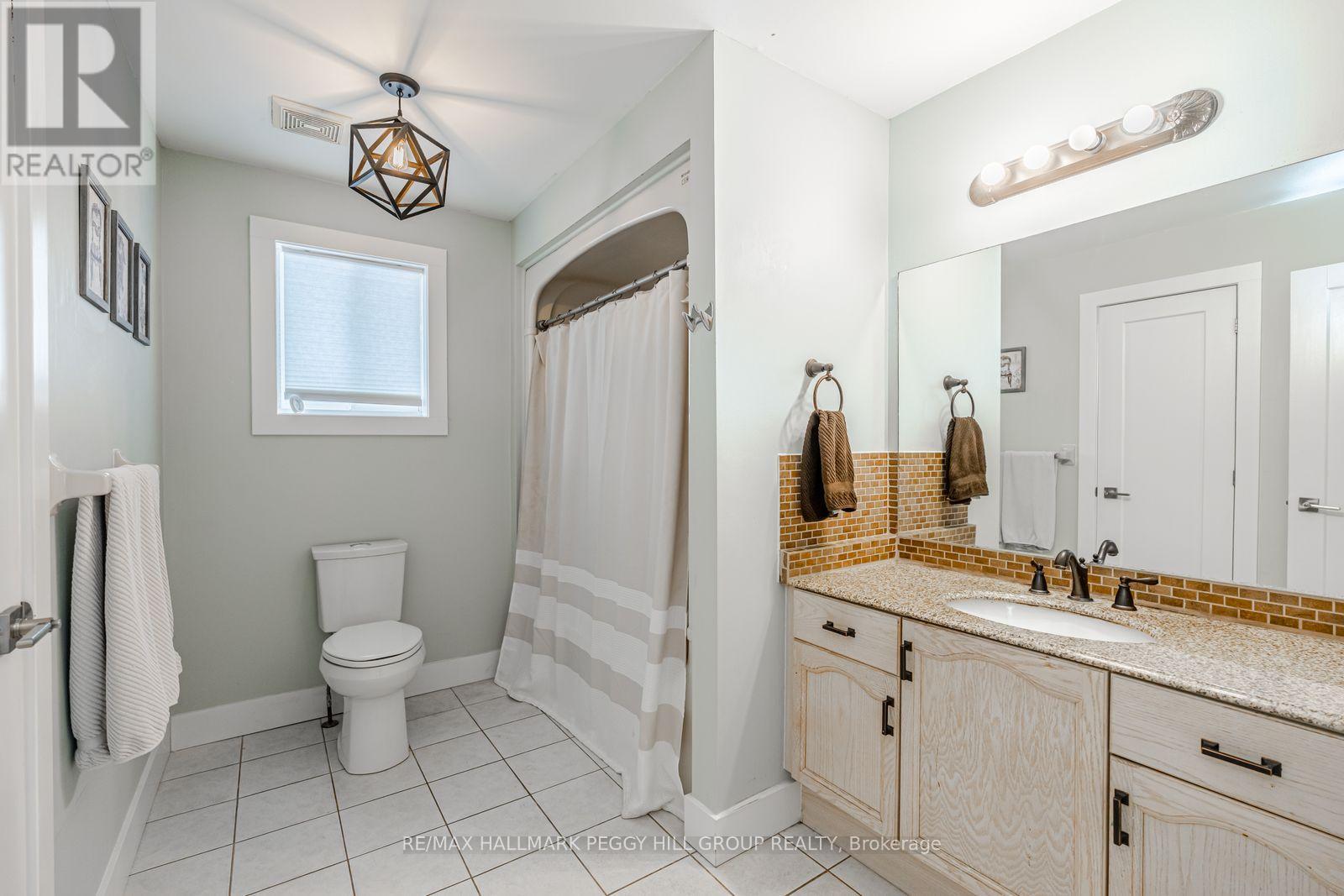 63 Mapleton Avenue, Barrie, ON - Indoor Photo Showing Bathroom